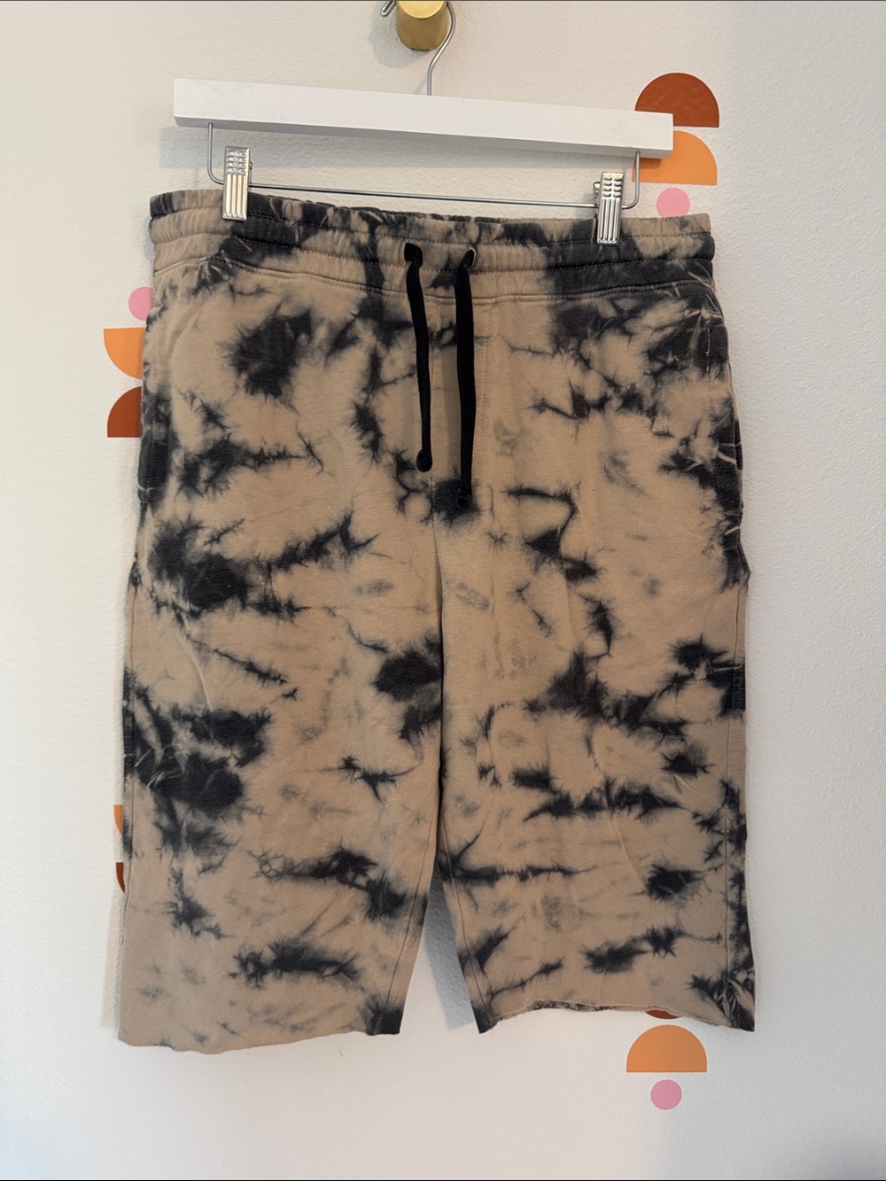 Men's Tie-Dye Athletic Shorts in Beige and Black with Drawstring Waist N0017